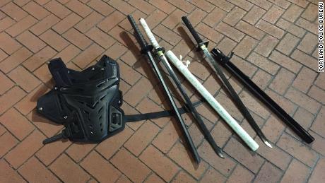 La policía de Portland proporcionó esta imagen de lo que dicen que confiscaron durante la protesta.