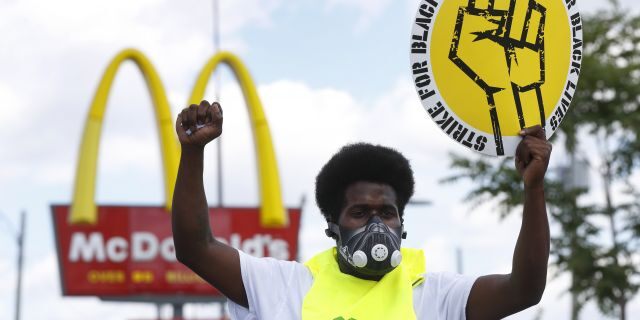 Jerry Johnson participa en una manifestación de protesta frente a un McDonald's en Detroit el 20 de julio. (AP Photo / Paul Sancya)