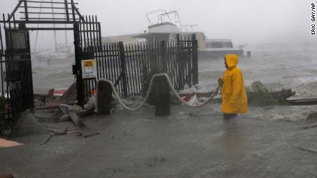 Jame Rowles examina el daño después de que los muelles en el puerto deportivo donde estaba asegurado su barco fueron destruidos cuando el huracán Hanna tocó tierra, el sábado 25 de julio de 2020, en Corpus Christi, Texas.