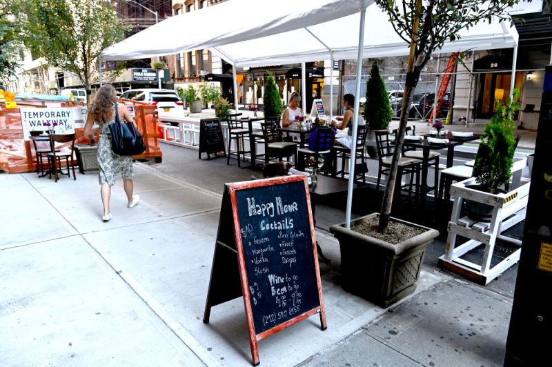 NUEVA YORK - 27 DE JULIO: Se ve un área de comedor al aire libre mientras la ciudad continúa la Fase 4 de reapertura luego de las restricciones impuestas para frenar la propagación del coronavirus el 27 de julio de 2020 en la ciudad de Nueva York.  Muchos restaurantes han construido asientos al aire libre en las calles para permitir el distanciamiento social entre los clientes.  La cuarta fase permite artes y entretenimiento al aire libre, eventos deportivos sin fanáticos y producción de medios.  (Foto de Jamie McCarthy / Getty Images)