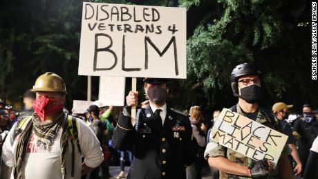 Un grupo de veteranos se une a la protesta.