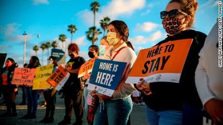 Un juez ordenó a los Estados Unidos que acepte nuevas solicitudes de DACA.  No está claro si la administración Trump lo hará