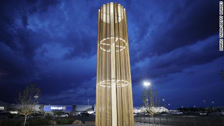 El & # 39; Grand Candela & # 39;  fue construido el año pasado en el extremo sur del estacionamiento de la tienda Walmart para honrar a las víctimas.