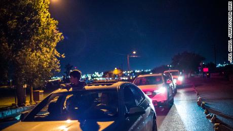 Los habitantes de El Paso condujeron el domingo por Ascarate Park para ver una exhibición de luminarias en honor a las víctimas del tiroteo.