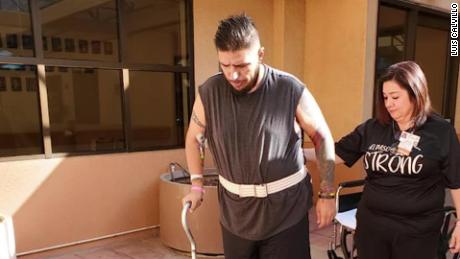 Le dispararon 5 veces en El Paso Walmart y pasó 2 meses en hospitales.  Esta es su lucha para recuperar su vida.