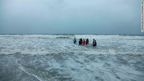Kerra Houser y su familia nadan en North Myrtle Beach, Carolina del Sur, el lunes 3 de agosto de 2020. 