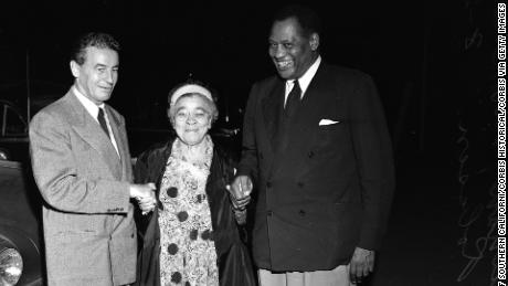 Vincent Hallinan (izquierda) Candidato progresista a la presidencia, Charlotta Bass y Paul Robeson. 