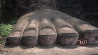Los pies del Buda gigante