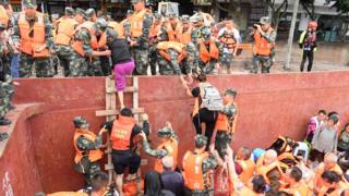 Los equipos de rescate ayudan a los aldeanos evacuados a bajar de los barcos a tierra en Sichuan (18 de agosto)
