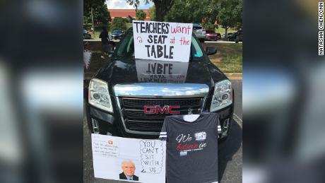 Maestros de Georgia tocan cuernos en protesta por el regreso a la escuela