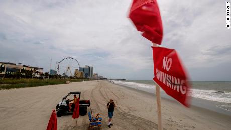 Ninguna bandera de natación ondea sobre un puesto de salvavidas en el centro de Myrtle Beach, Carolina del Sur, el lunes 3 de agosto de 2020.