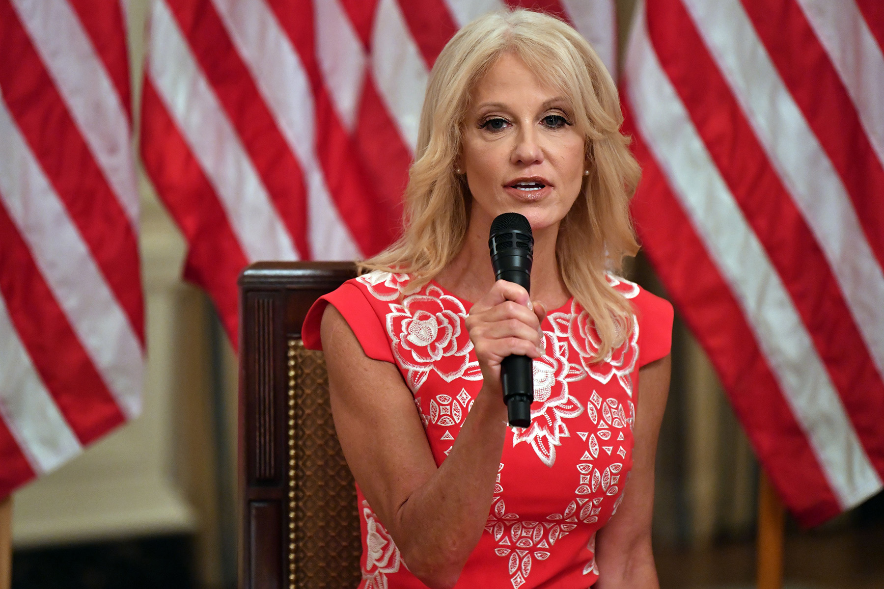 La consejera del presidente Kellyanne Conway habla durante la 