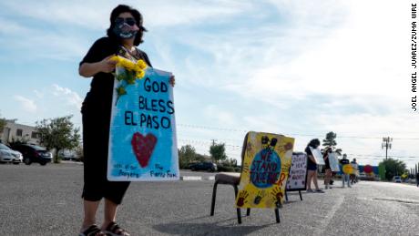 Anna Pérez, de 53 años, sostiene un letrero durante una vigilia en automóvil en El Paso, Texas, en honor a las 23 víctimas en el tiroteo de Walmart el sábado. 