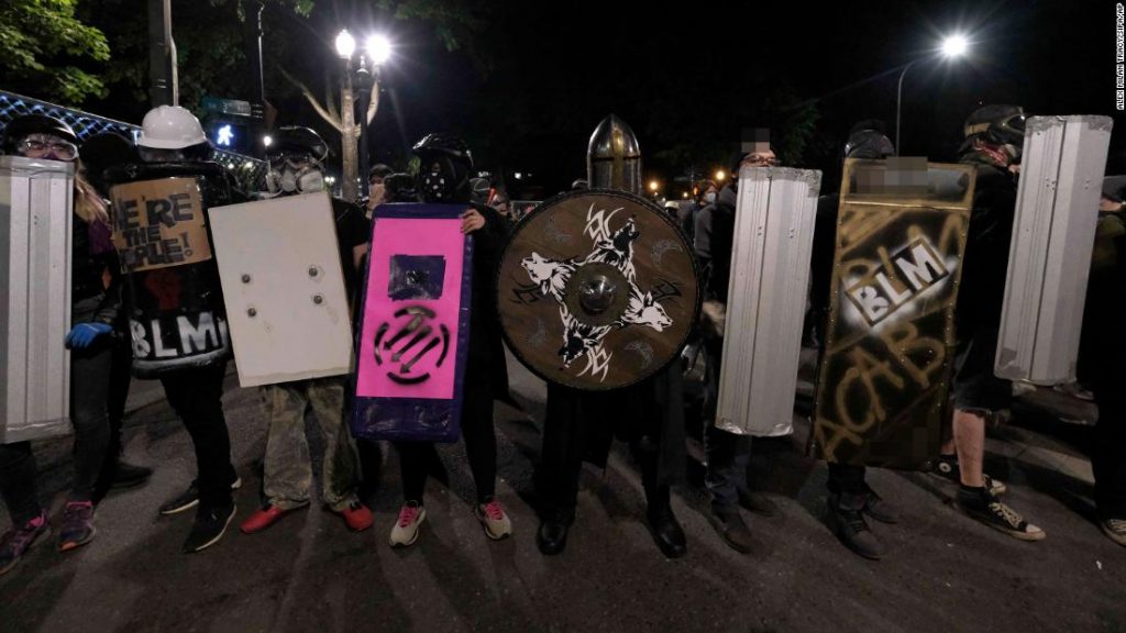 Protestas en Portland: varios arrestados luego de que la policía dijera que bloquearon edificios y lanzaron proyectiles