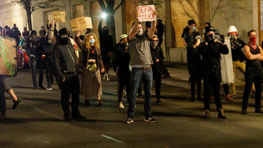 A los manifestantes se les pidió que se fueran o corrieran el riesgo de ser arrestados después de que la oficina de la Asociación de Policía de Portland se incendie