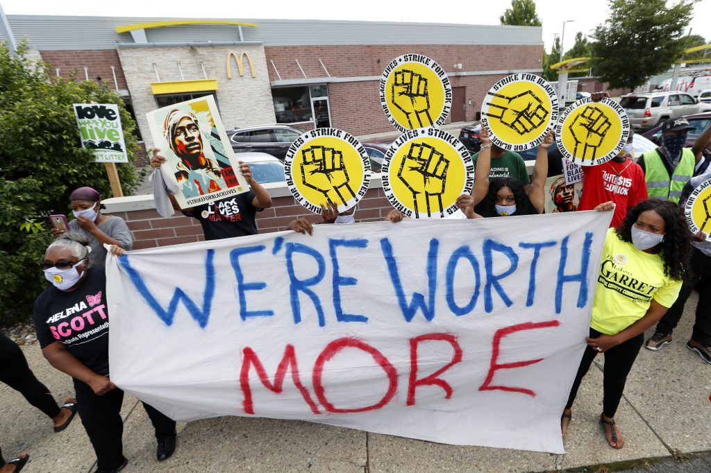 Los empleados de McDonald's en Detroit abandonan el trabajo para celebrar como parte de la huelga nacional