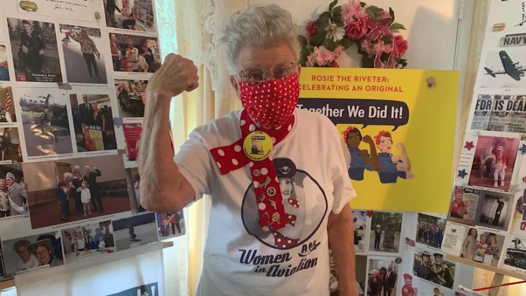 Una de las ‘Rosie the Riveters’ originales está haciendo máscaras para ayudar a derrotar al coronavirus.