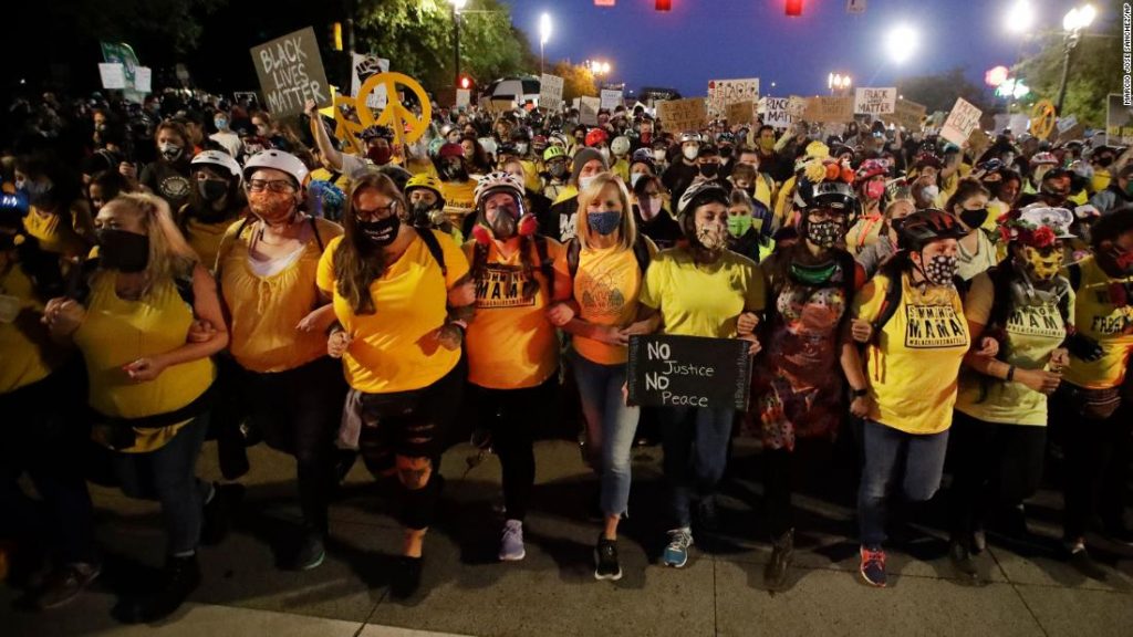 Protestas en Portland: 1 persona apuñalada;  las autoridades usaron gas lacrimógeno