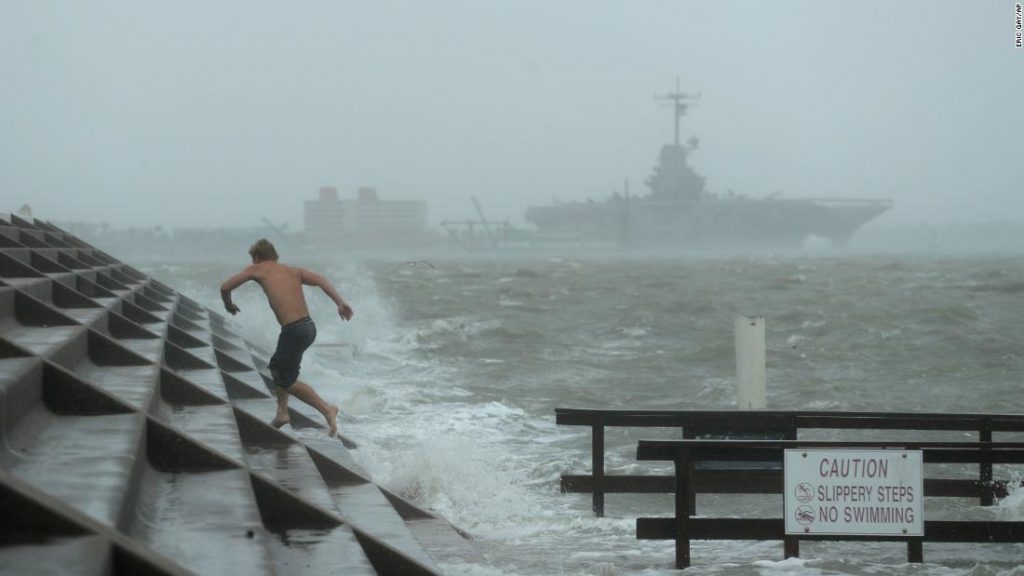 El huracán Hanna se debilita a tormenta tropical después de tocar tierra en el sur de Texas