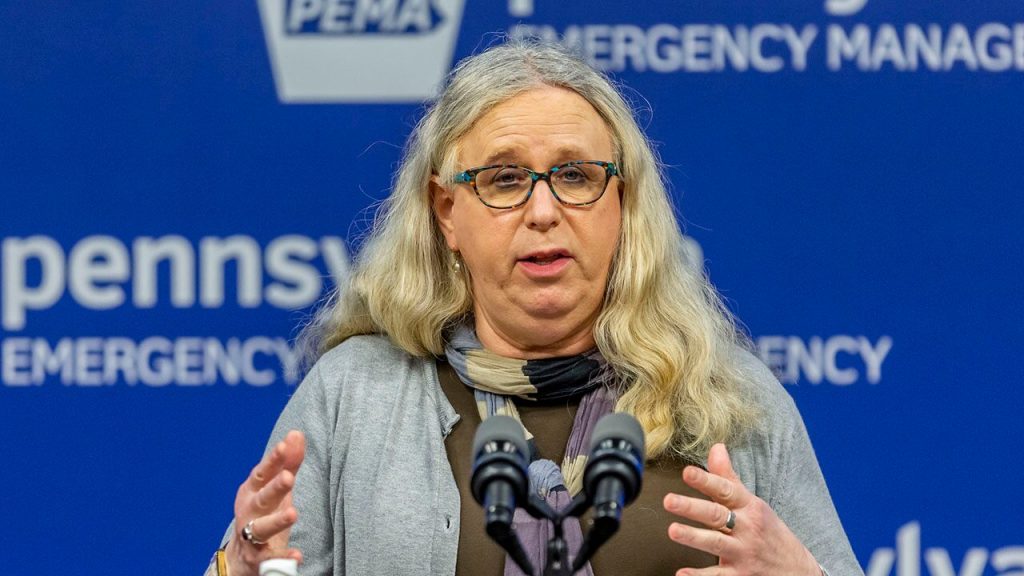 La secretaria de salud de Pensilvania condena los ataques transfóbicos contra ella