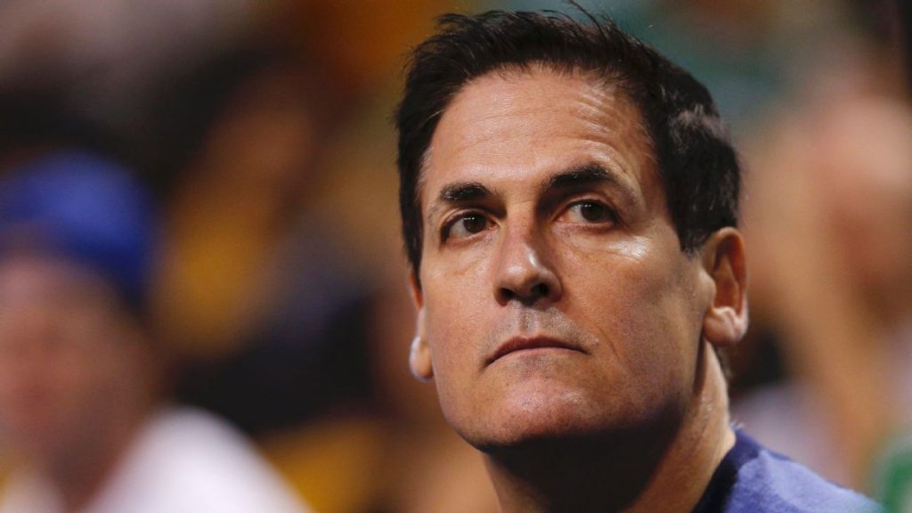 El dueño de los Mavericks, Mark Cuban, dice: "La policía nacional de himnos en este país está fuera de control"