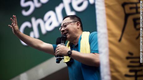 El activista de Hong Kong y líder de la protesta, Benny Tai, saluda a la multitud durante un mitin en julio de 2015.