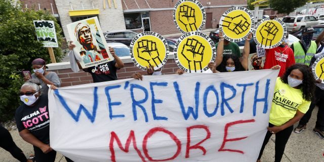 Los manifestantes se manifestaron frente a un McDonald's en Detroit el 20 de julio. La huelga nacional de trabajadores vio a personas abandonar el trabajo en las ciudades estadounidenses para protestar contra el racismo sistémico y la desigualdad económica.  (Foto AP / Paul Sancya)