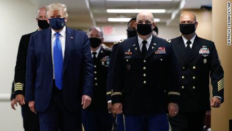 Trump tuitea la imagen de sí mismo con una máscara y lo llama 'patriótico'