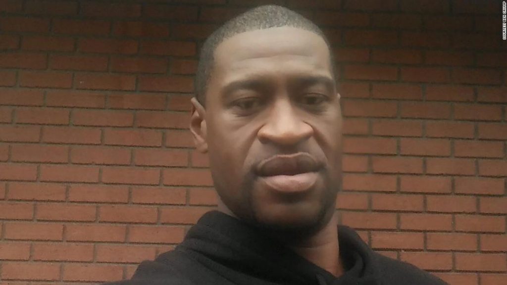 Dos cámaras del cuerpo de la policía capturan la lucha que llevó a la muerte de George Floyd