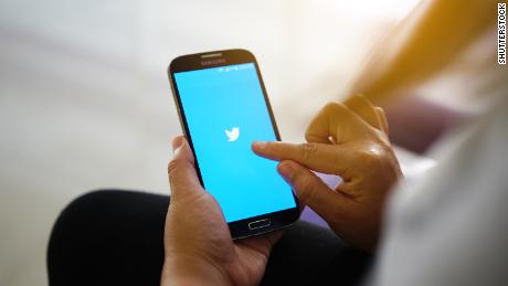 Twitter elimina 7.000 cuentas vinculadas a QAnon