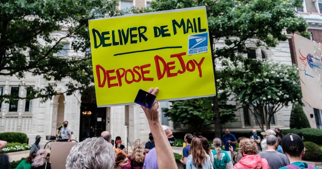 Los manifestantes se reúnen en la casa del jefe del Servicio Postal en medio de preocupaciones por los retrasos en las boletas enviadas por correo