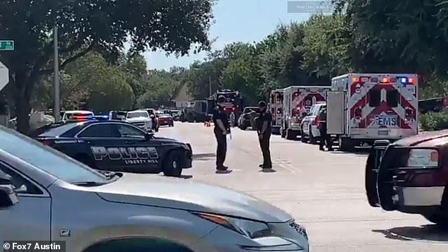 Agentes de policía en Cedar Park, una ciudad en las afueras de Austin, Texas, están respondiendo a un tiroteo