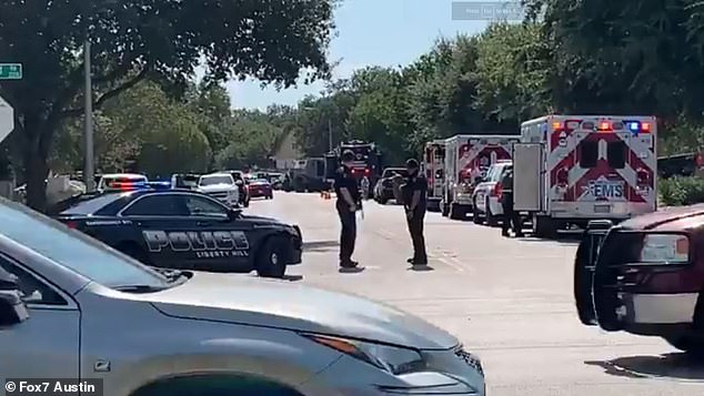 ‘Múltiples’ policías son baleados en Texas después de que un hombre armado abre fuego y luego se atrinchera en su casa