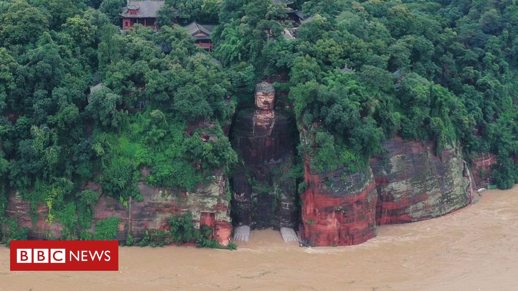 China récord inunda los pies mojados de Buda gigante de Leshan