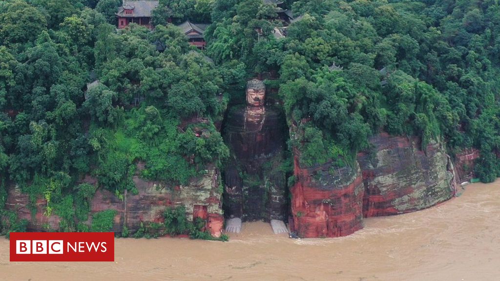 China récord inunda los pies mojados de Buda gigante de Leshan