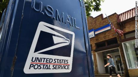 El Servicio Postal retrocede ante los cambios, ya que al menos 20 estados demandan por posibles retrasos en el correo antes de las elecciones