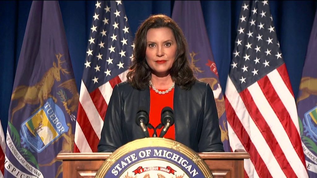 Gretchen Whitmer dice improperios en ‘hot mic’, compara DNC con ‘Shark Week’ antes del discurso de la convención