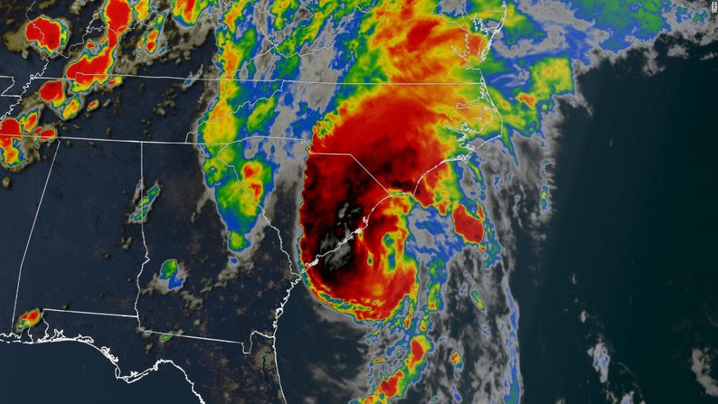 Isaias degradado a tormenta tropical después de tocar tierra en Carolina del Norte