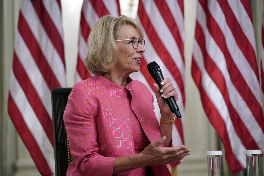 La regla de conducta sexual inapropiada de DeVos entrará en vigencia el viernes después de que fallan los bloqueos legales