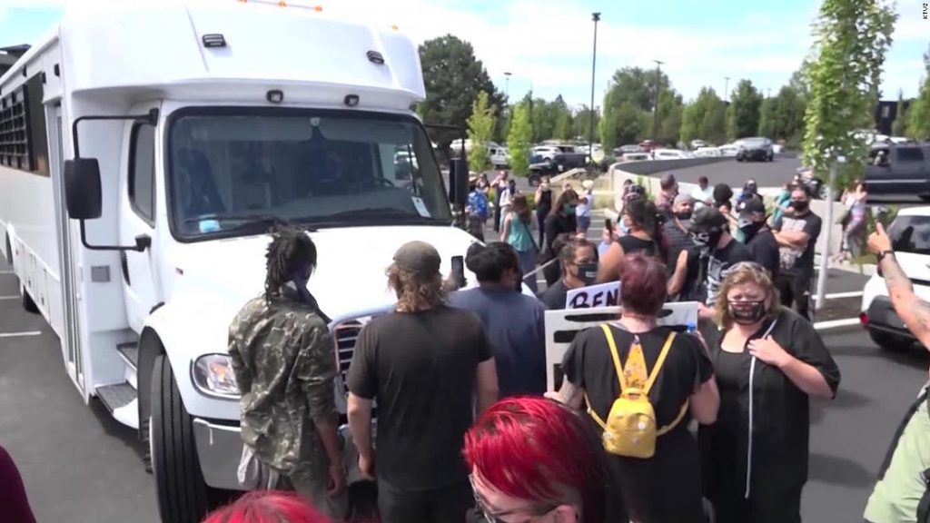 Protesta en Bend: multitud de Oregon bloquea los autobuses de detención de ICE durante horas hasta que intervienen agentes federales