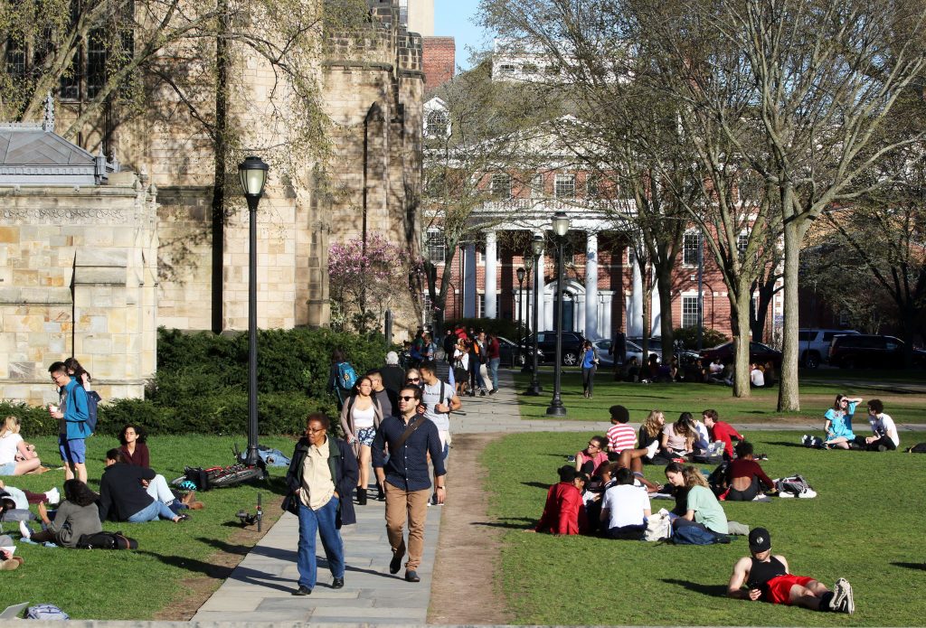 Yale discrimina ilegalmente a estudiantes blancos y asiáticos, dice el Departamento de Justicia